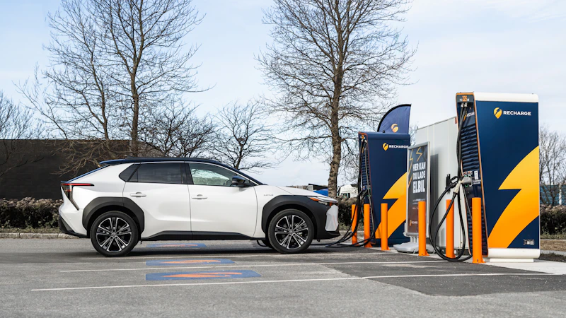 bz4x står ved et ladepunkt