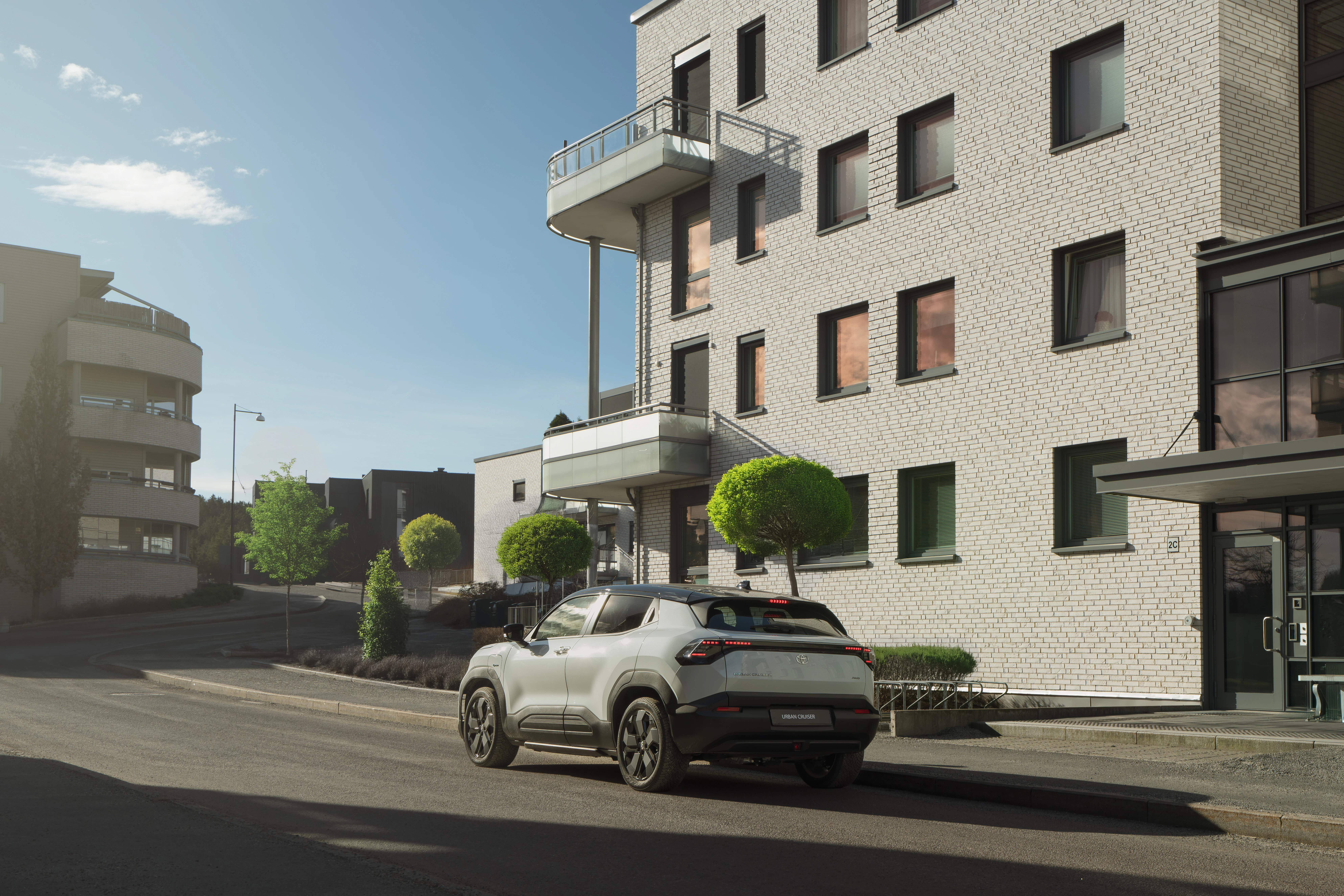 Urban Cruiser kjører i bygate. Bilen sett bakfra